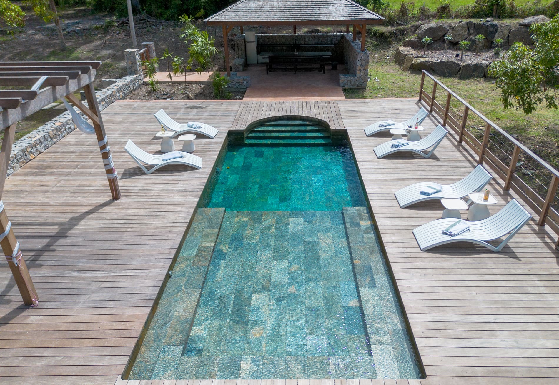 La piscine et son deck, écrin de la réception