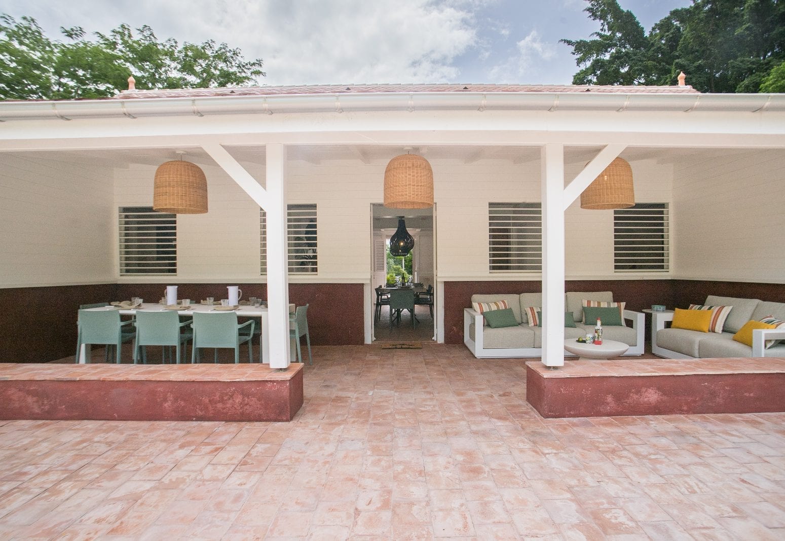 Terrasse semi-couverte pour cocktails et déjeuners