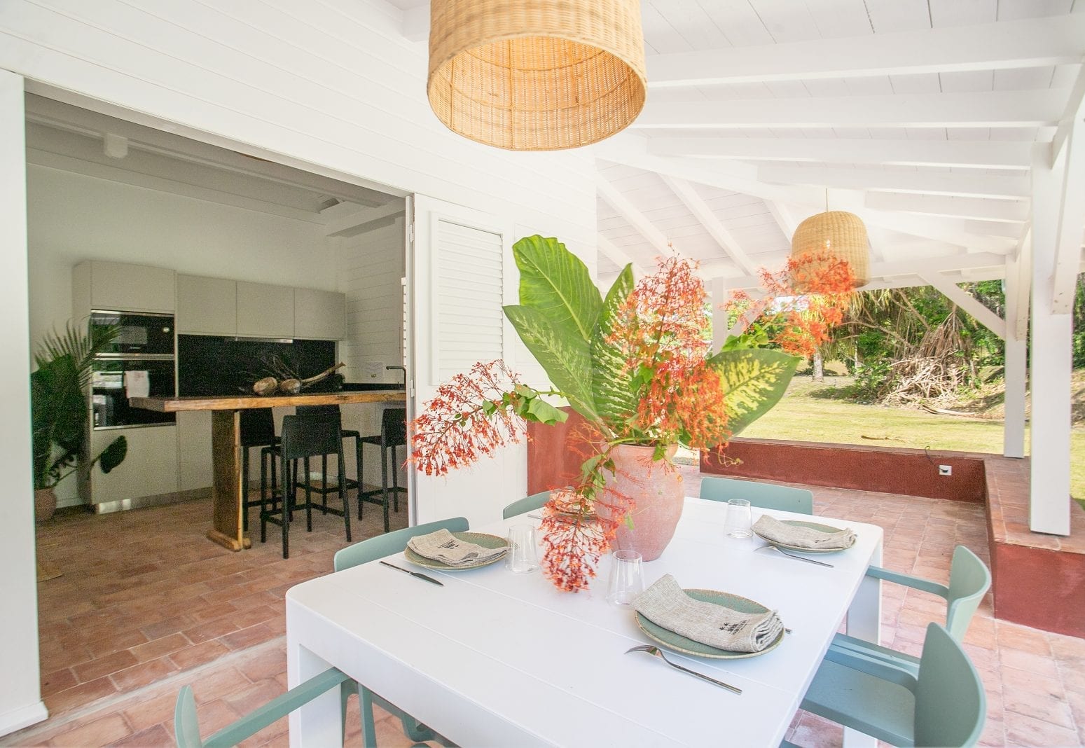 Table dressée en extérieur